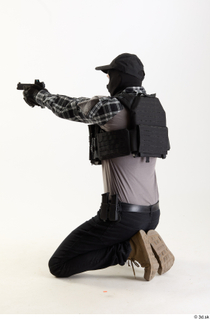 Andrew Elliott Kneeling Shooting kneeling shooting whole body 0004.jpg